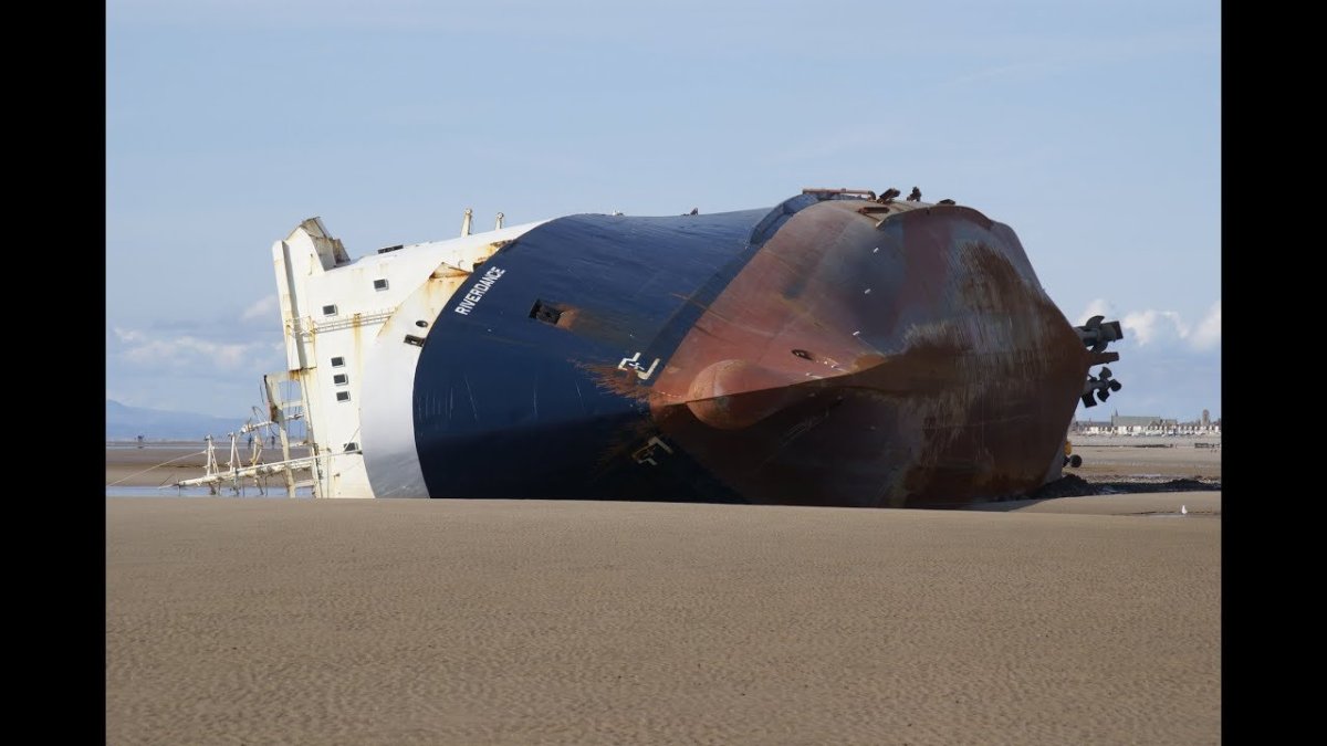 Выброшенный корабль