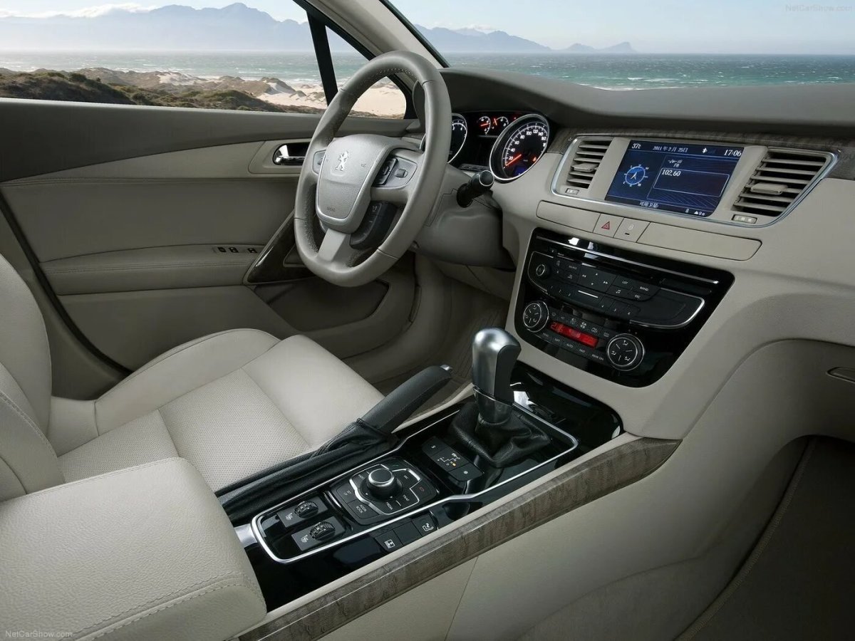 Peugeot 508 белый салон