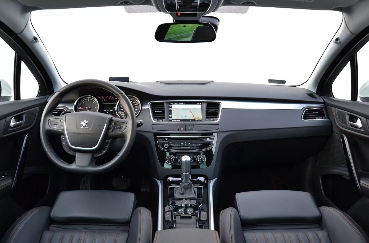 Пежо 508 2 салон