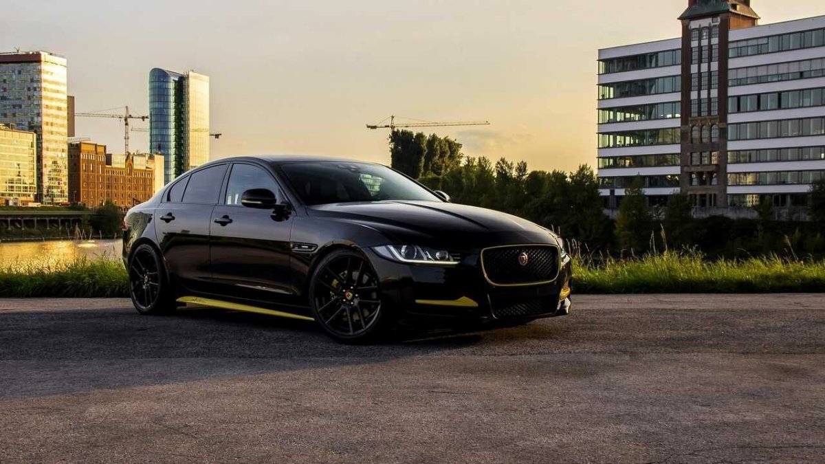 Jaguar xe черный