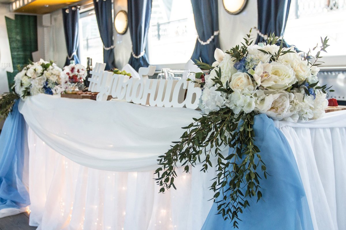 Теплоход и цветы