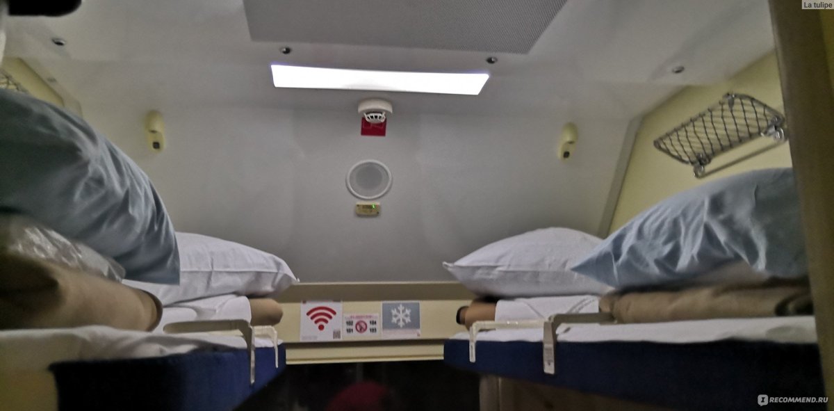 Верхняя полка в купе двухэтажного поезда