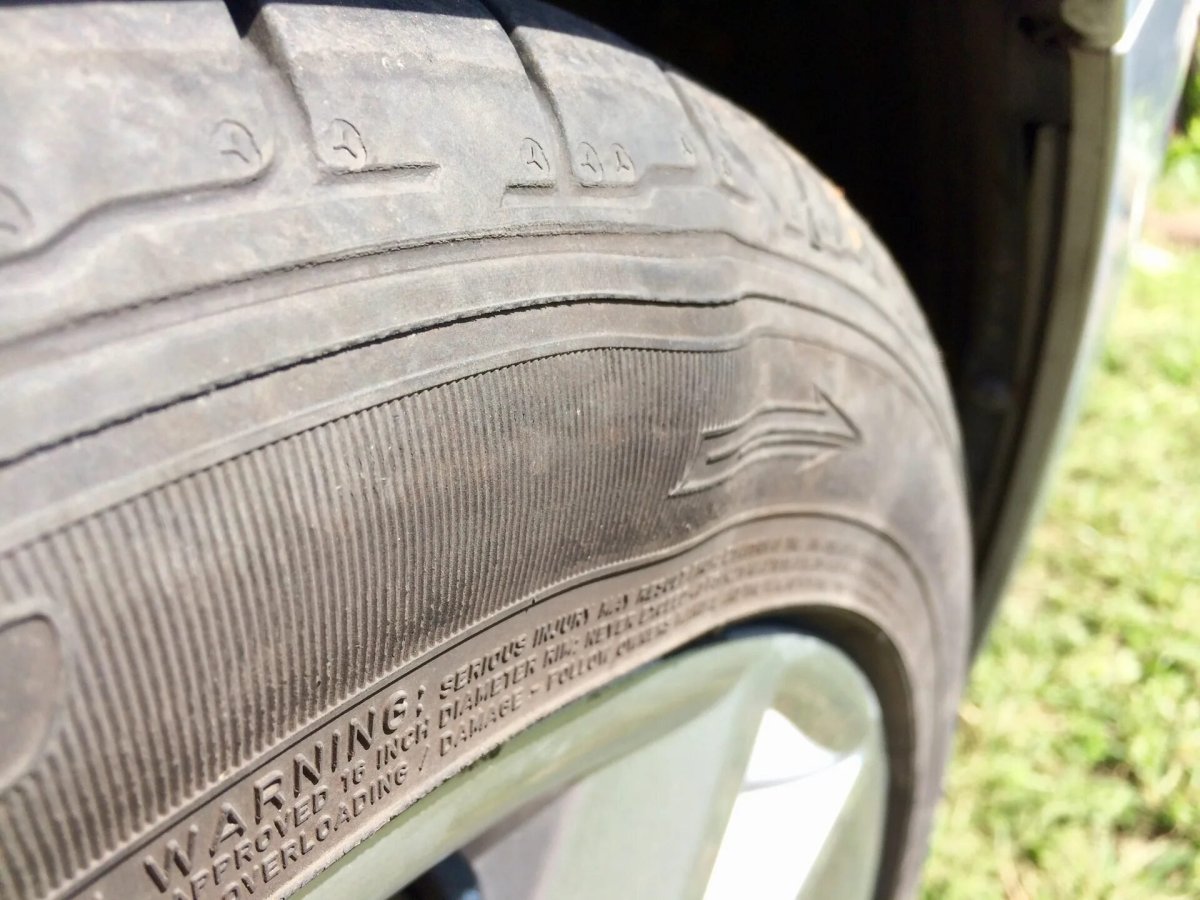 Грыжа на боковине шины