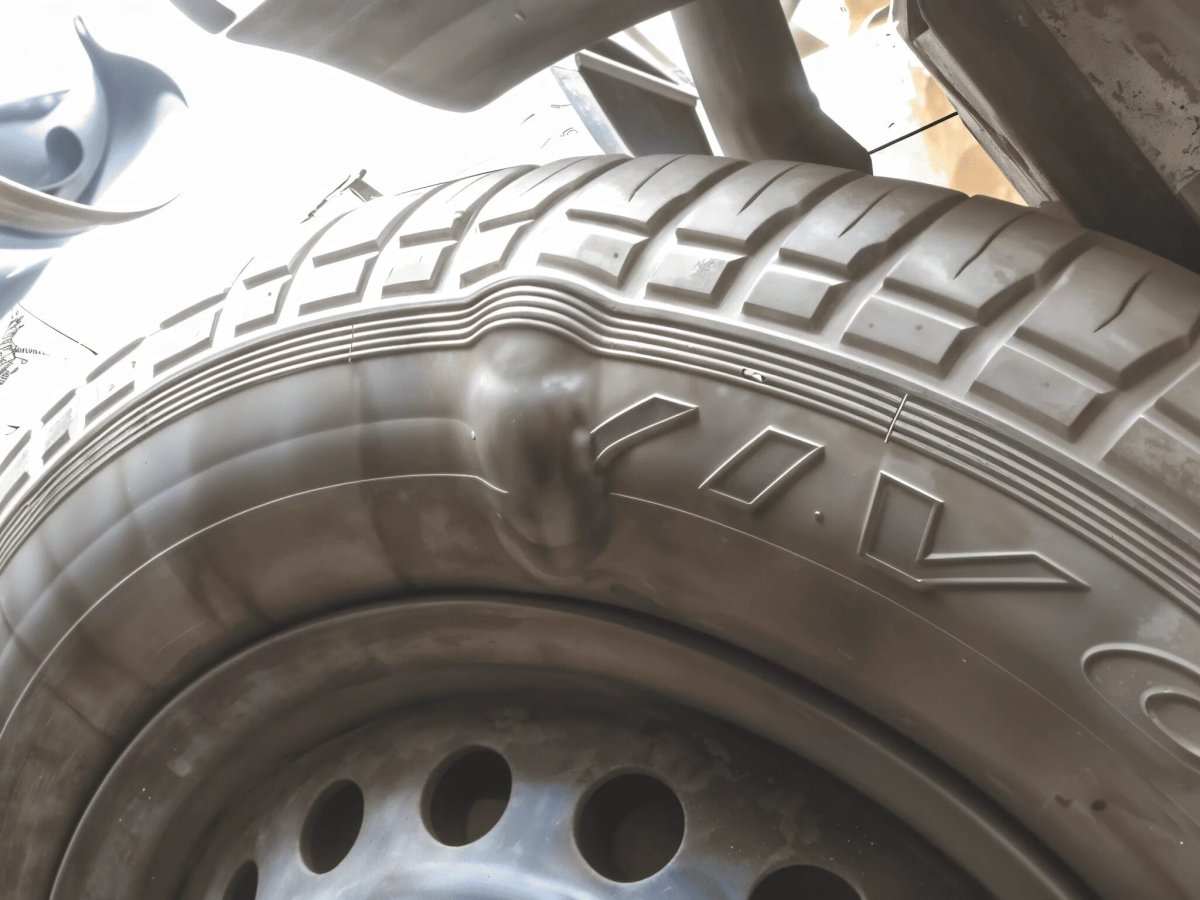 Отслоение протектора на шине