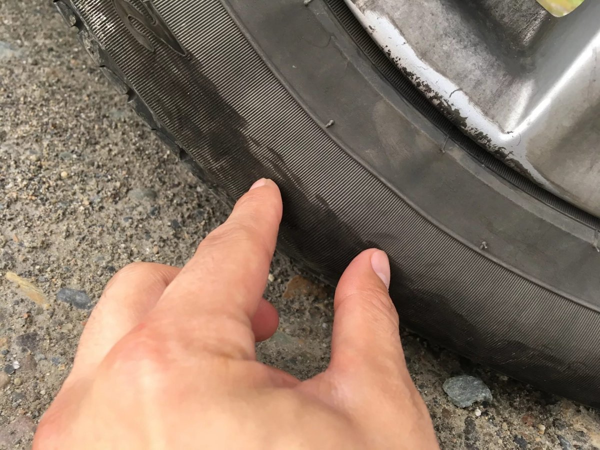 Грыжа на покрышке автомобиля