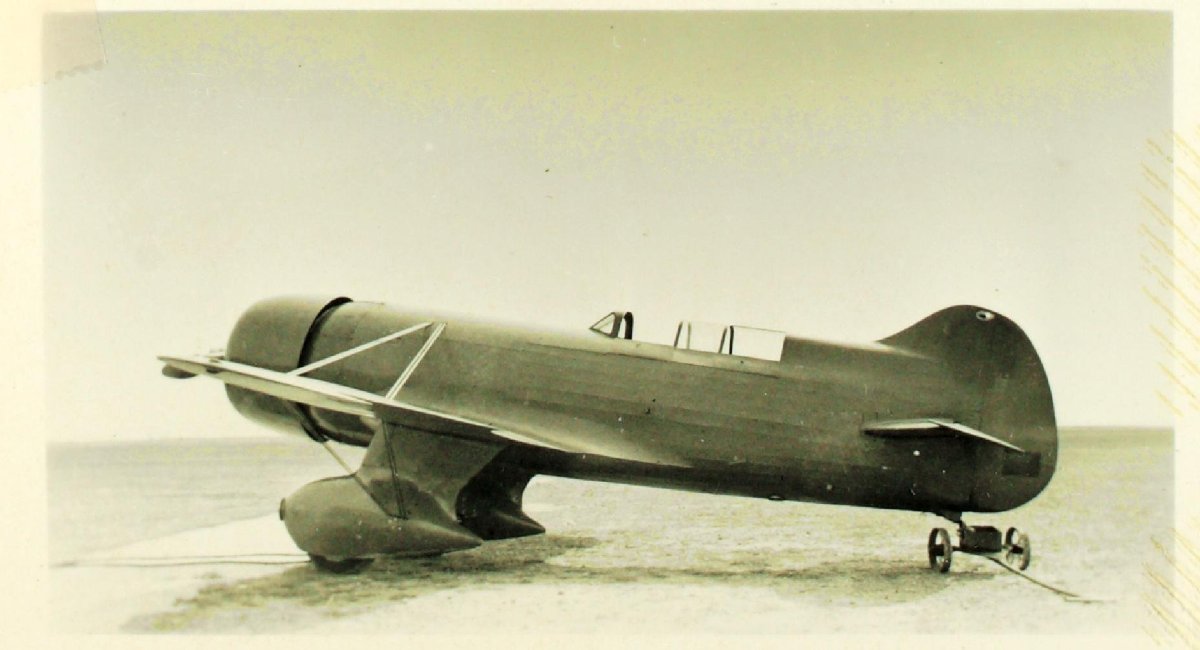 Самолет Hi.27 Acrostar