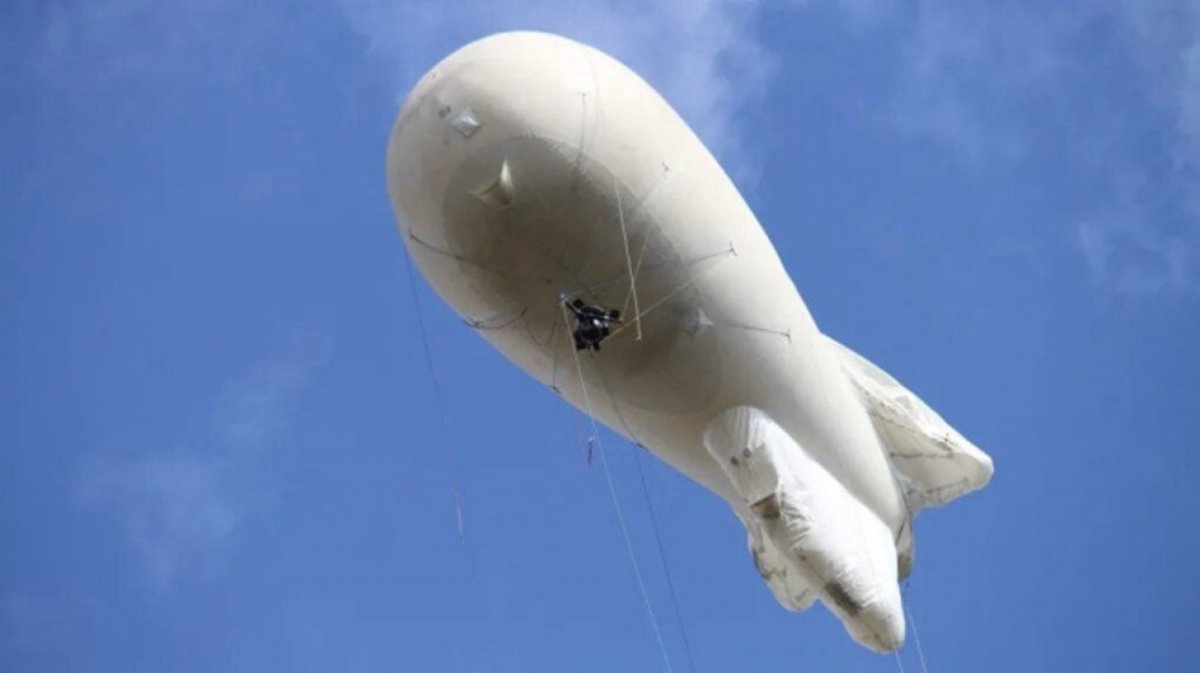 Дирижабль над стадионом