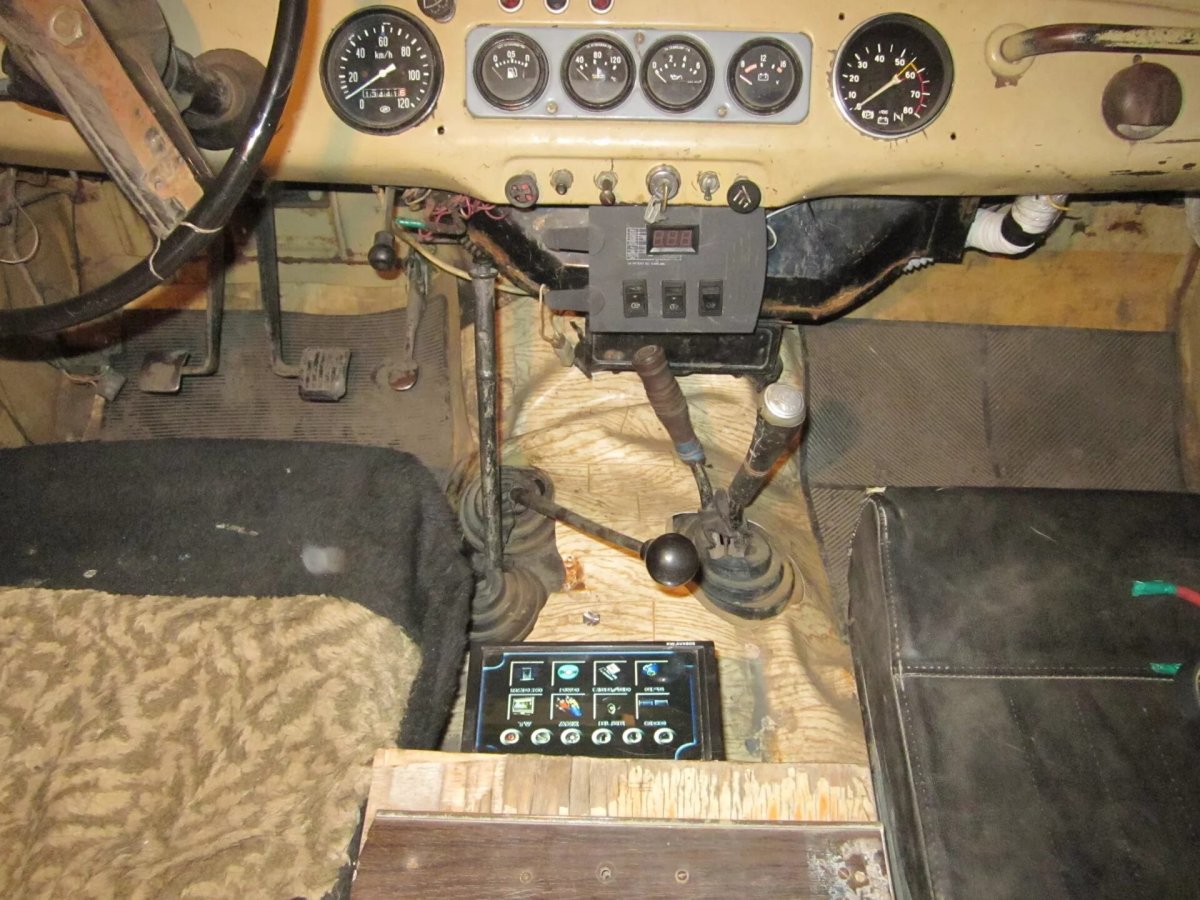 Магнитофон в УАЗ 469