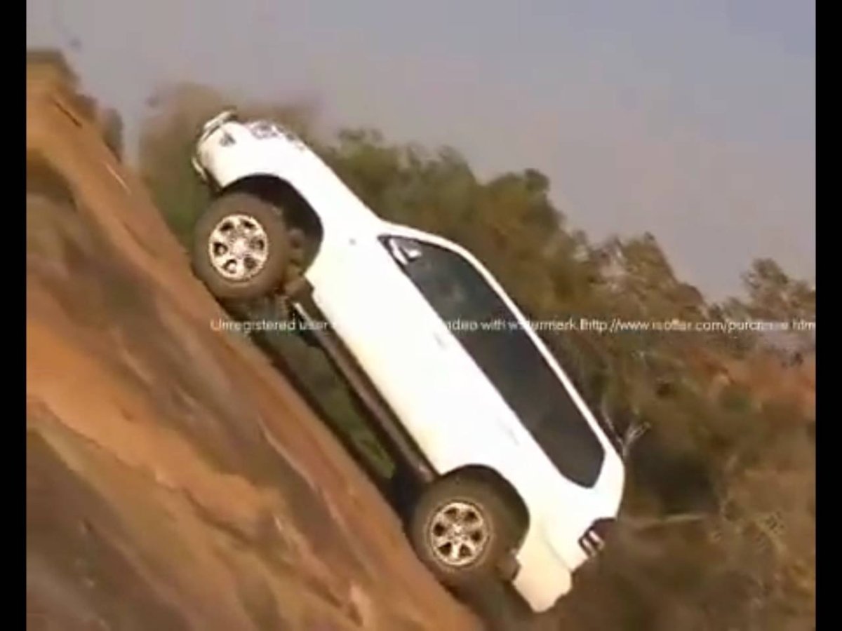 Крутой подъем в гору на машине