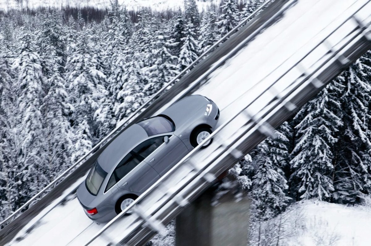 Автомобиль который едет по скользкой горной дороге