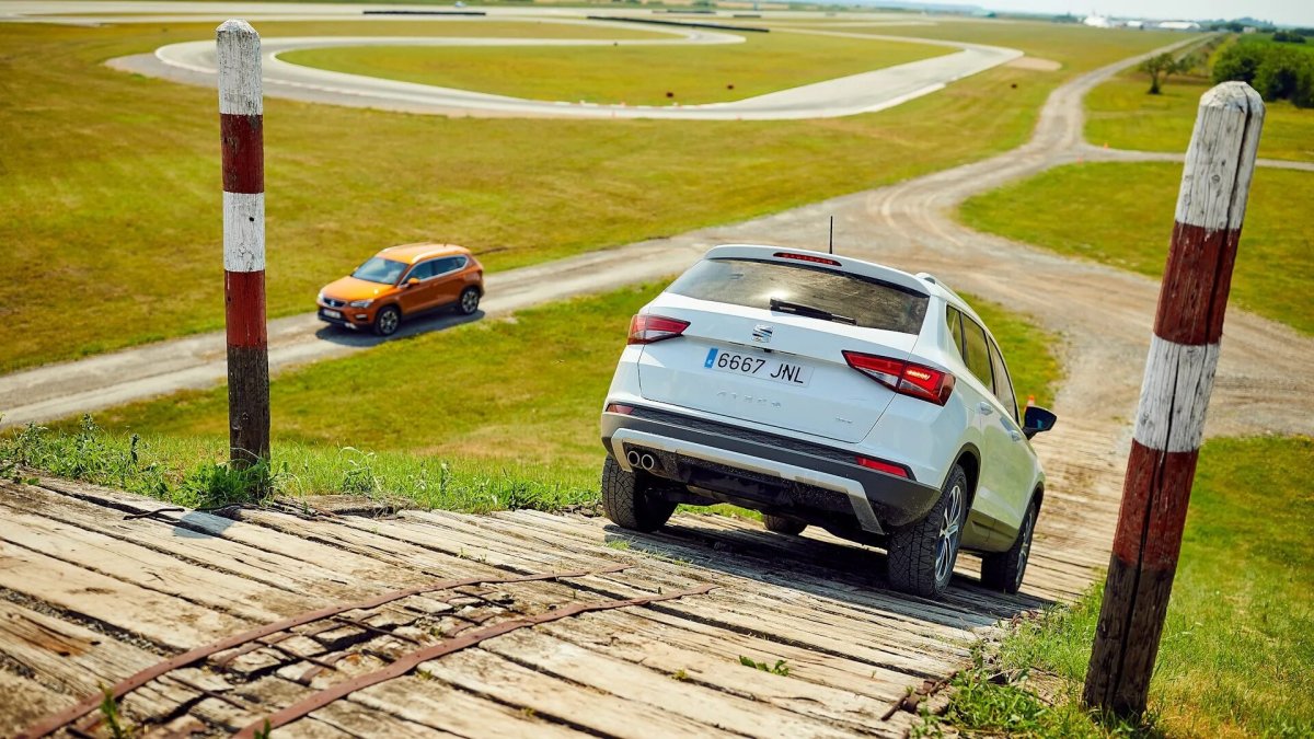 Машина на дороге