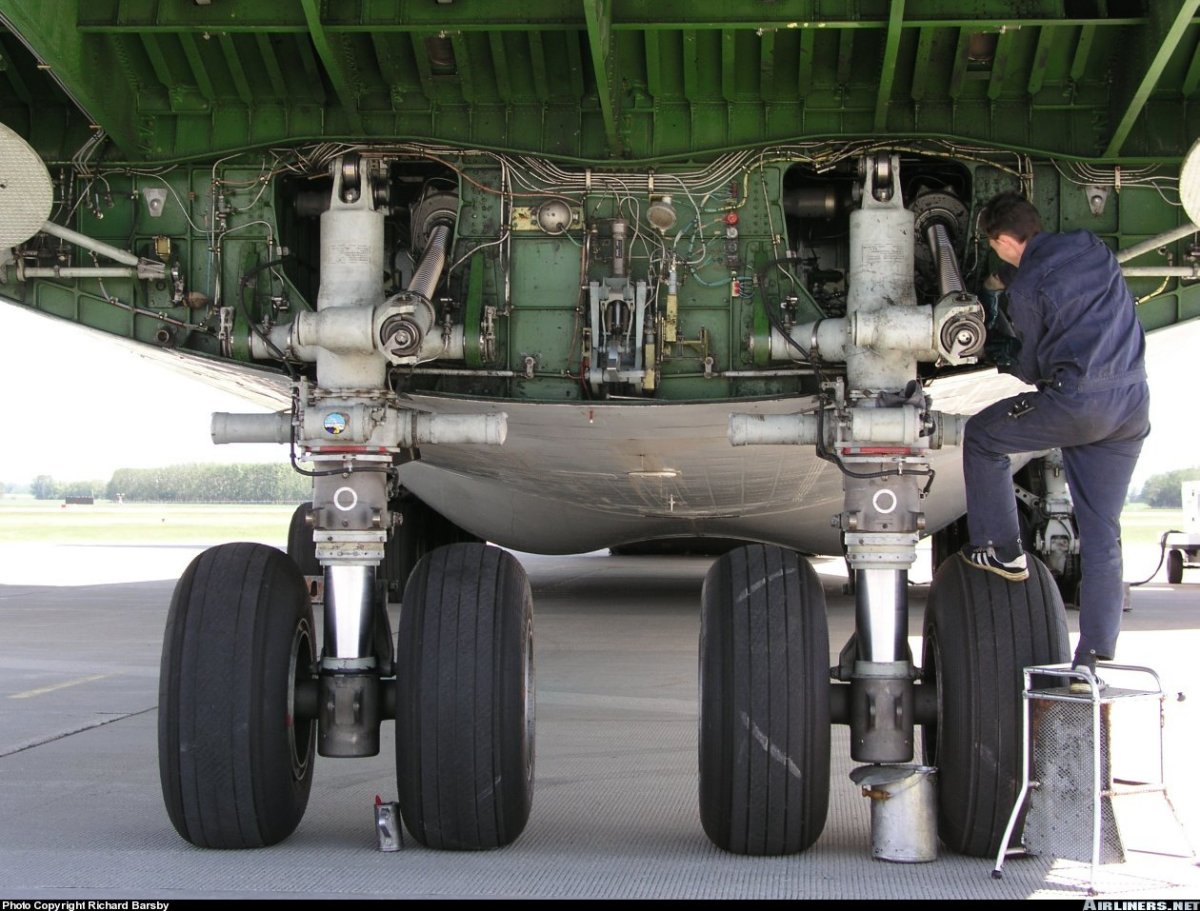 АН-124-100 шасси