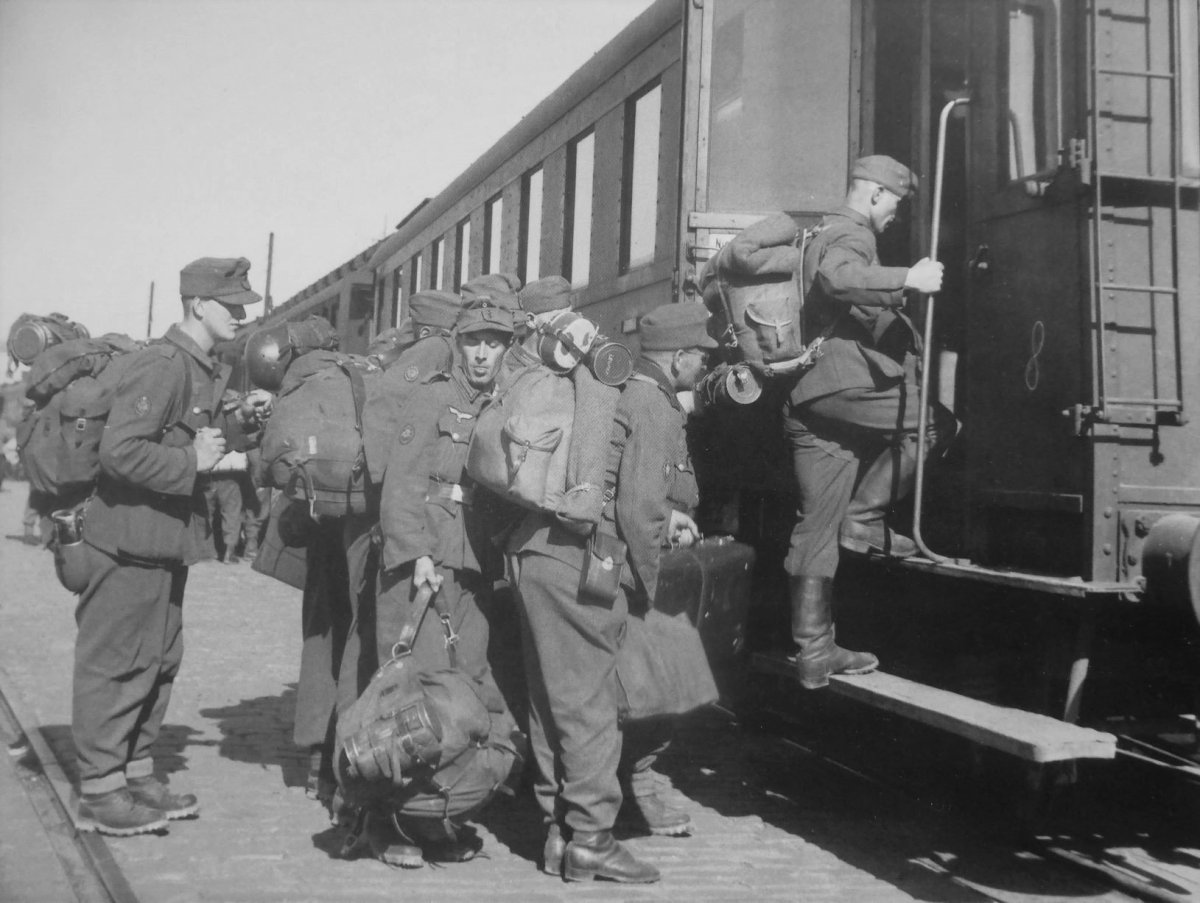 Советские солдаты в поезде