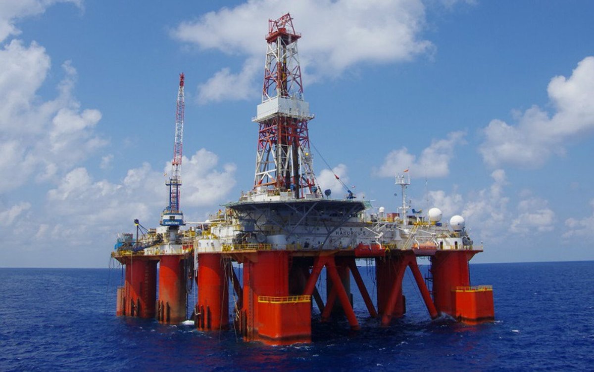 Буровая вышка в море