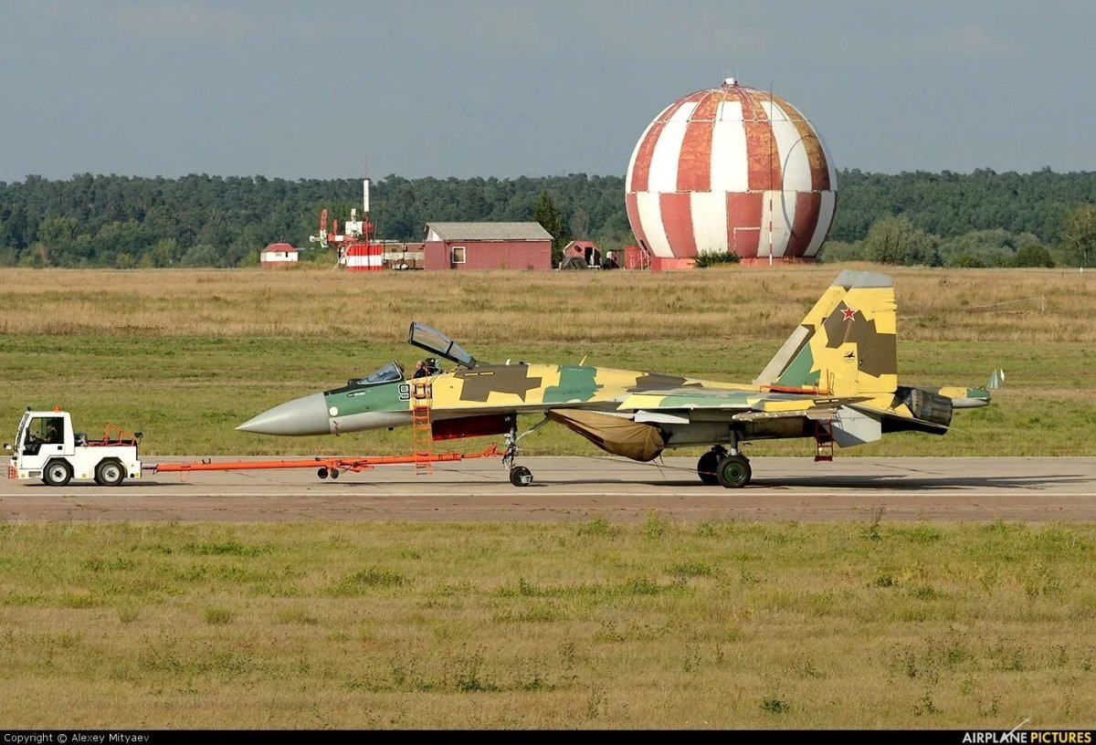 Су-35 с тормозным парашютом