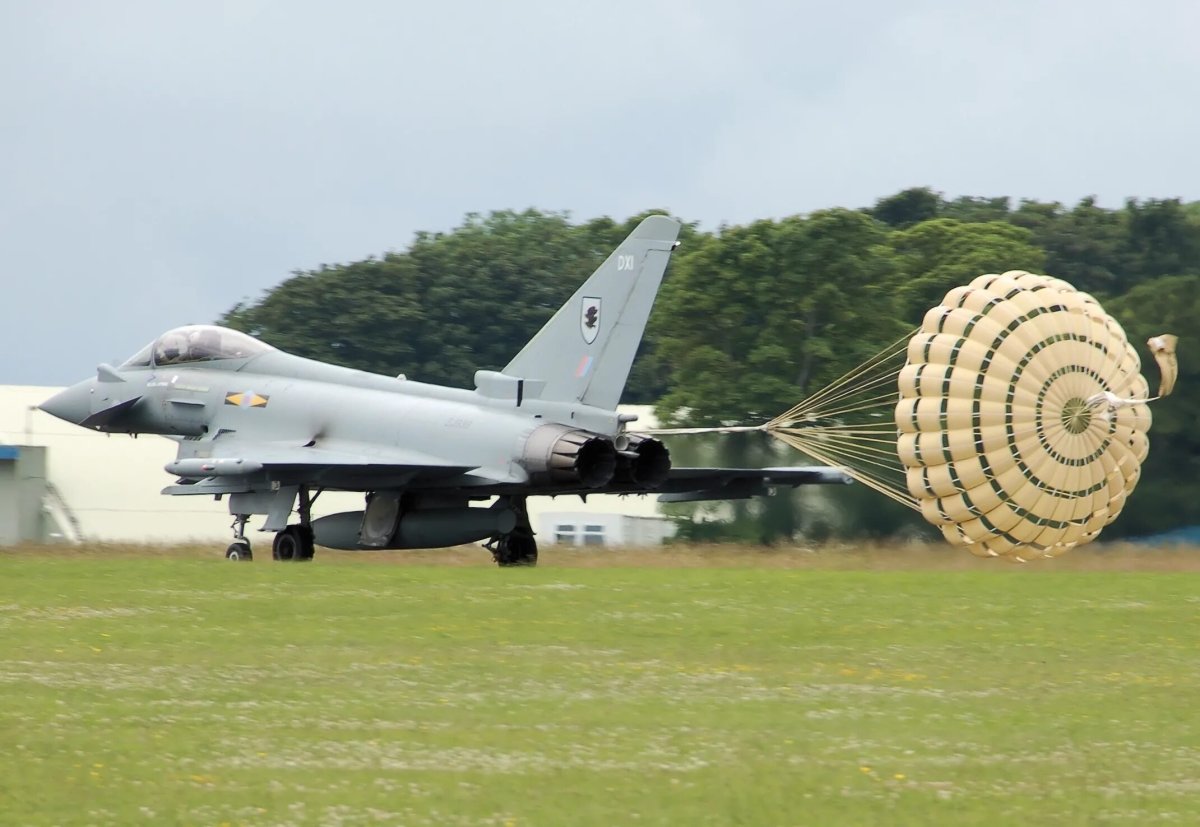 Тормозной парашют f-16