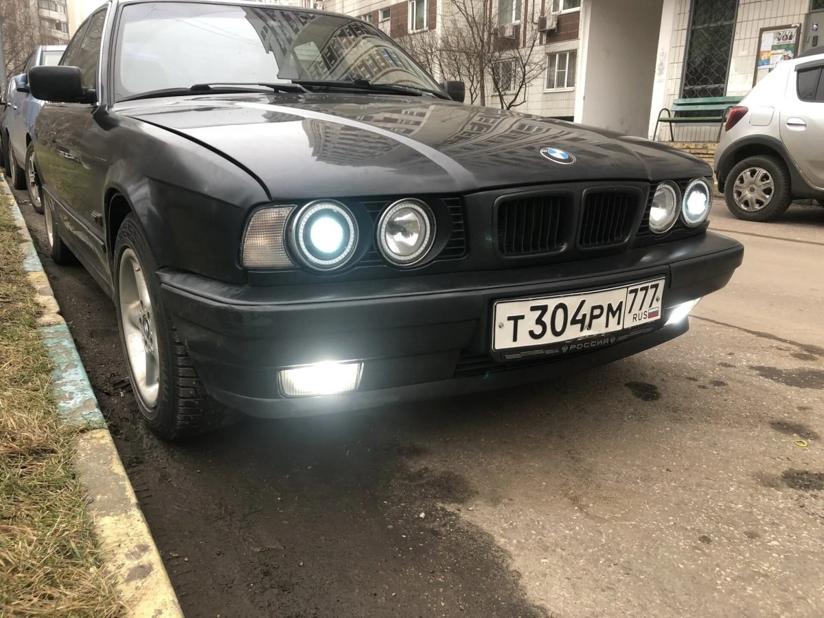 BMW 5 Series 2 поколения 2 фары