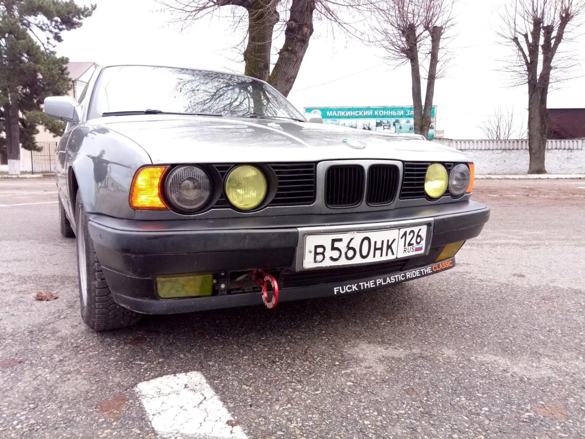 BMW e34 желтая
