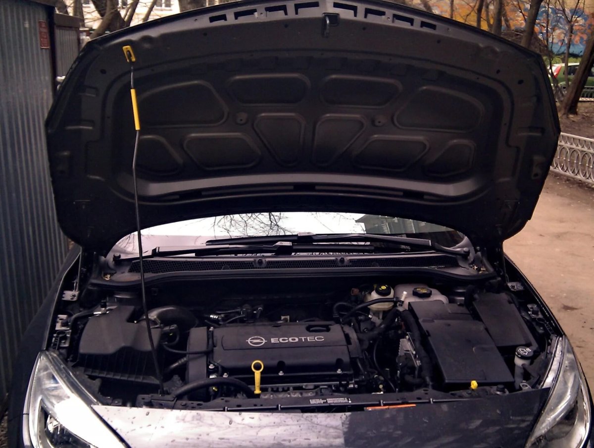 Опель Астра h открытый капот