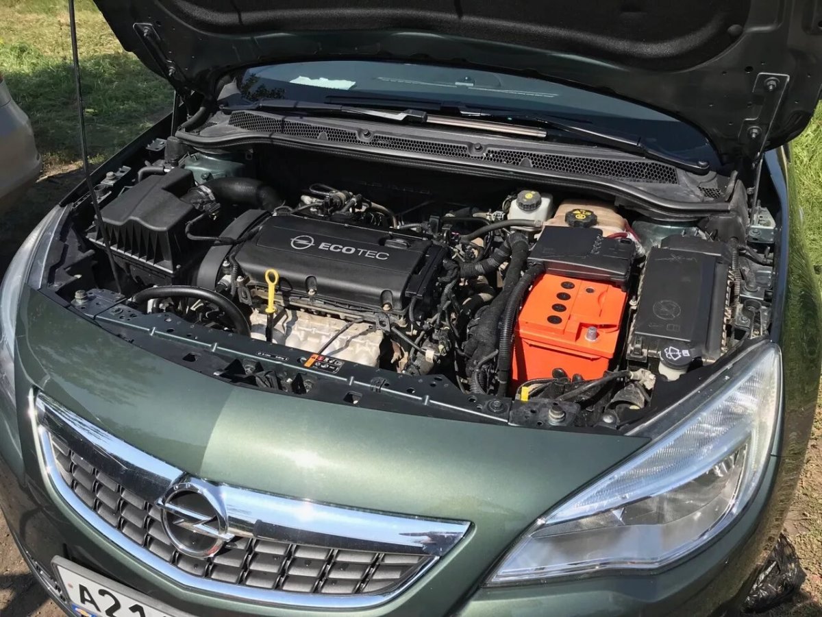 Подкапотка Опель Астра j 1.6 115