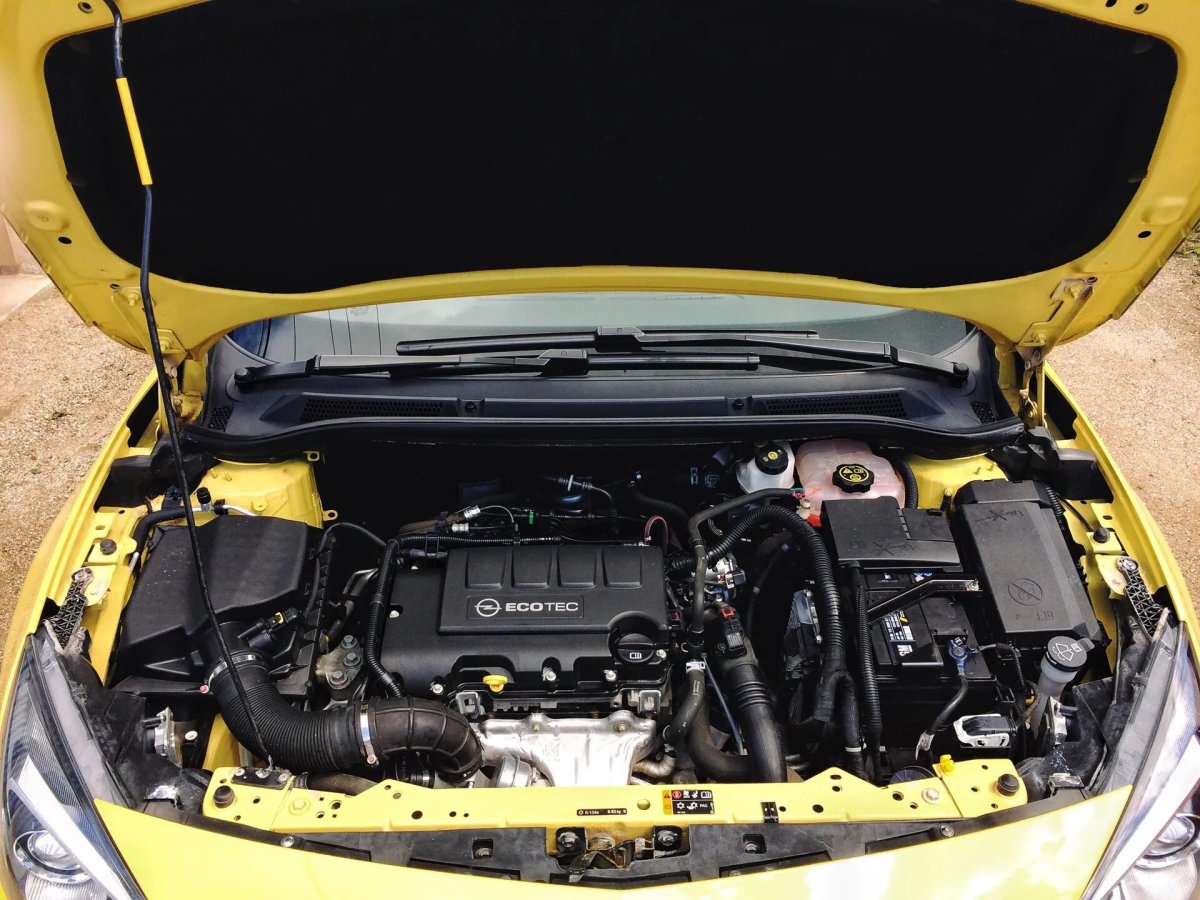 Opel Astra GTC H под капотом
