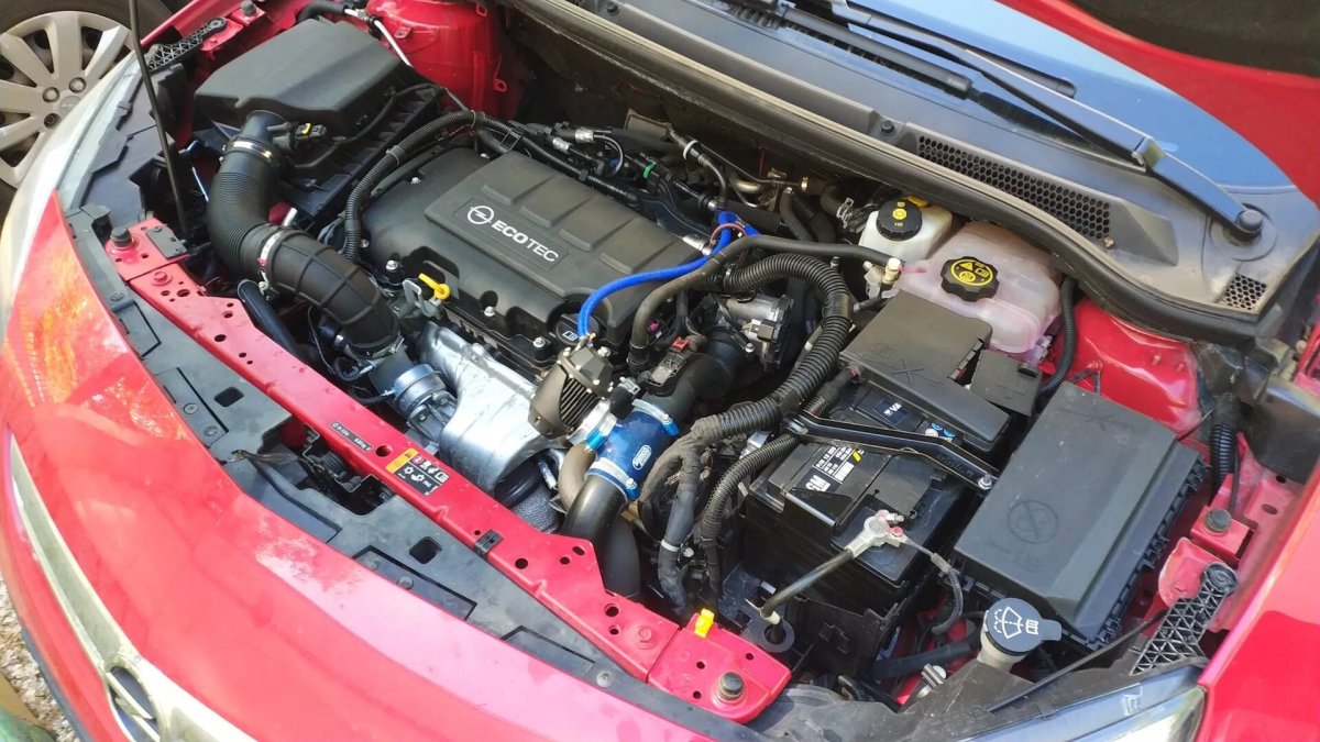 Опель Астра j моторный отсек