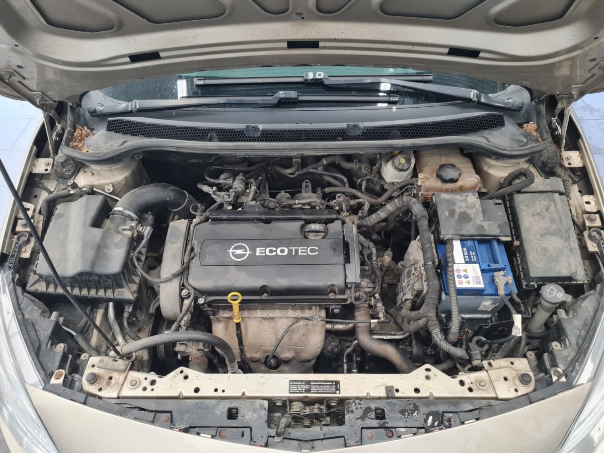 Моторный отсек на Опель Астра g автомат