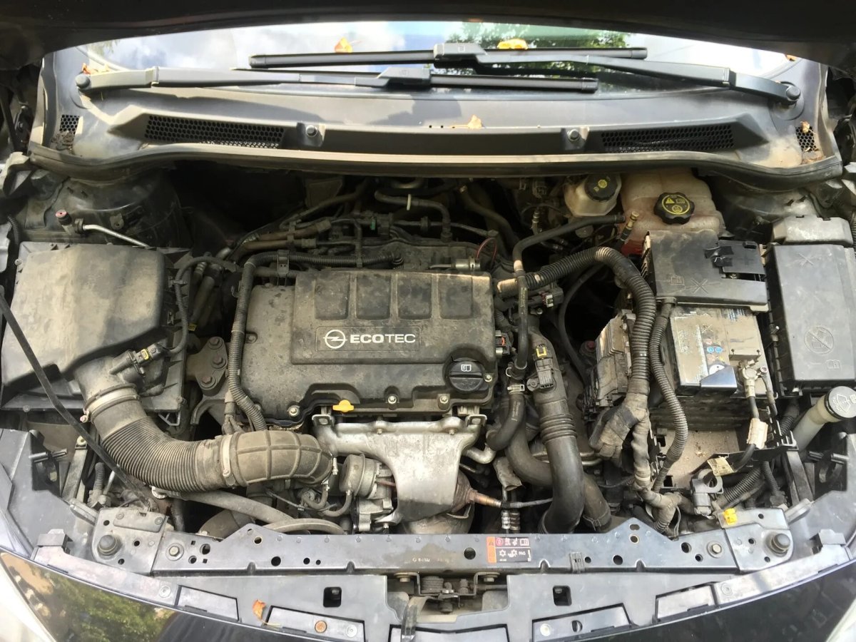 Подкапотное пространство Опель Астра j