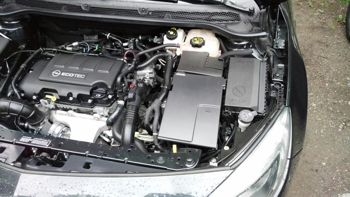 Опель Астра j 2012 под капотом