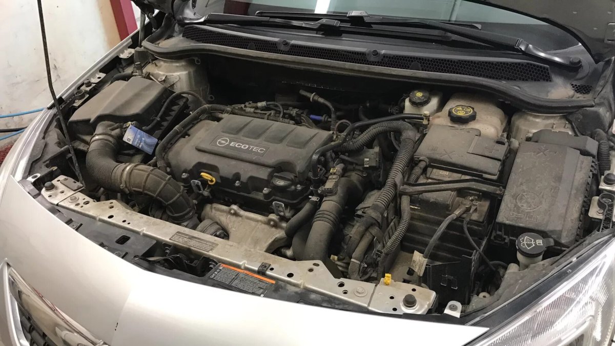 Моторный отсек Опель Астра h