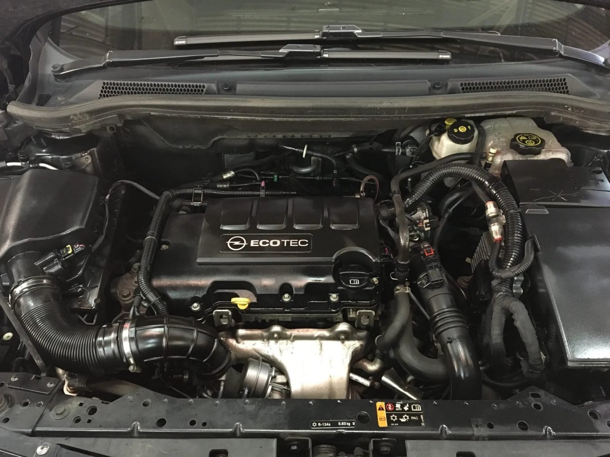 Подкапотка Опель Астра j 1.6 турбо