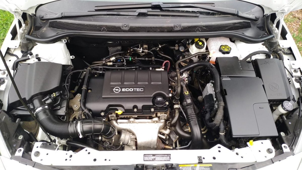 Моторный отсек Опель Астра j 1,4