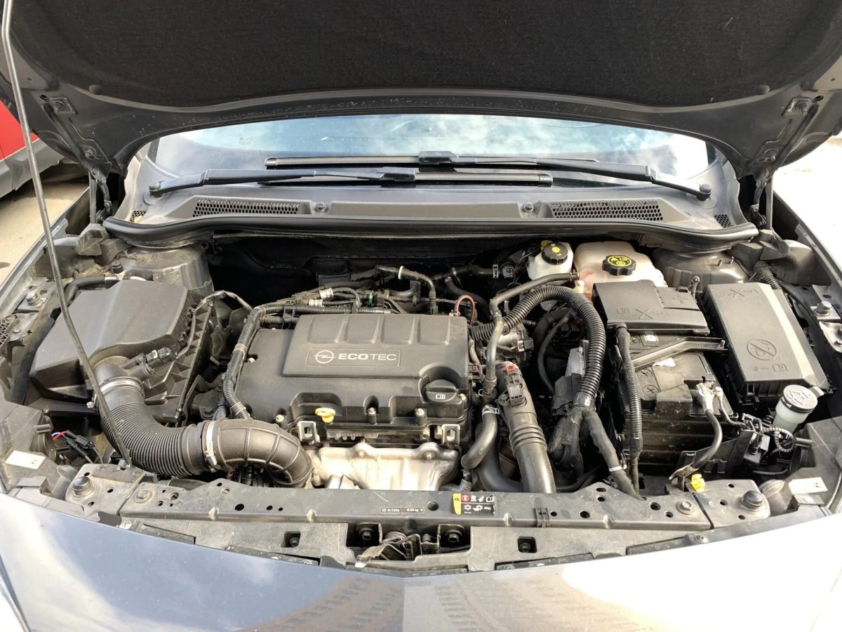 Опель Астра j GTC под капотом