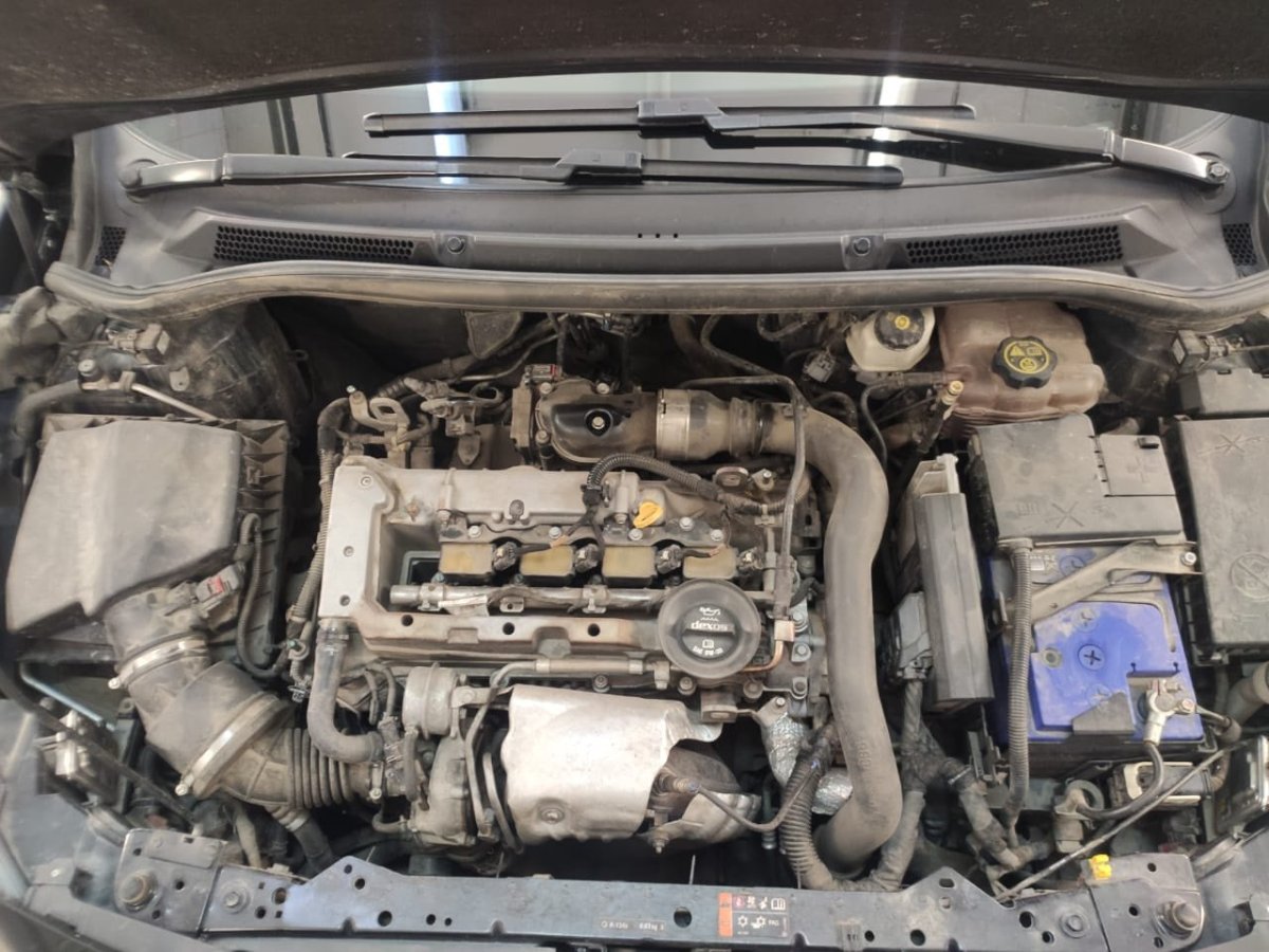 Опель Антара подкапотное пространство