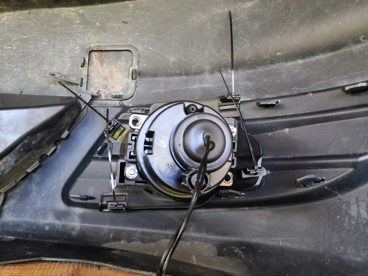 Крепление туманок Логан 1