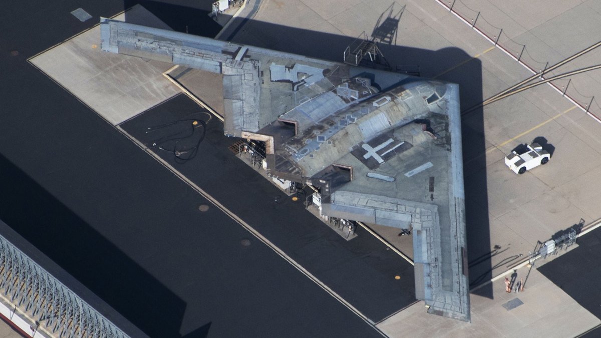 B-2 Spirit Stealth Bomber, 2,2 млрд $