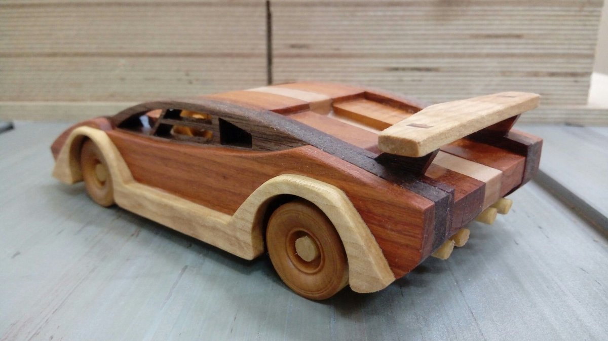 Модель ретро автомобиля из фанеры Паккард