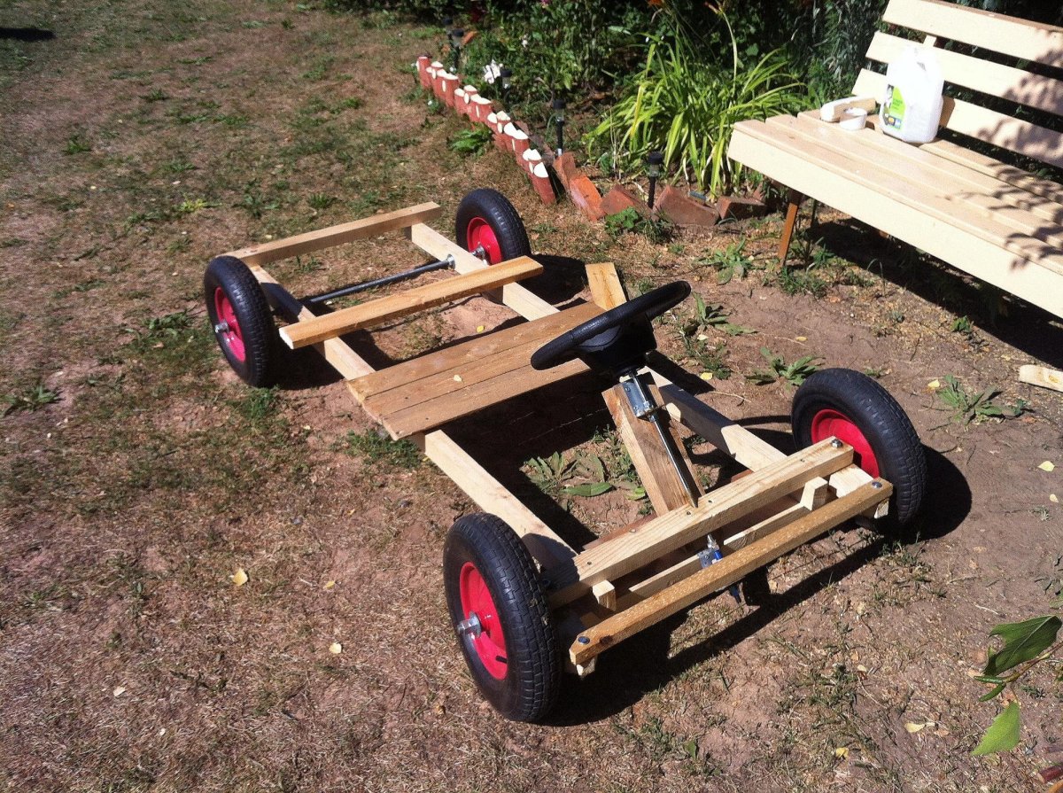 Деревянный детский автомобиль