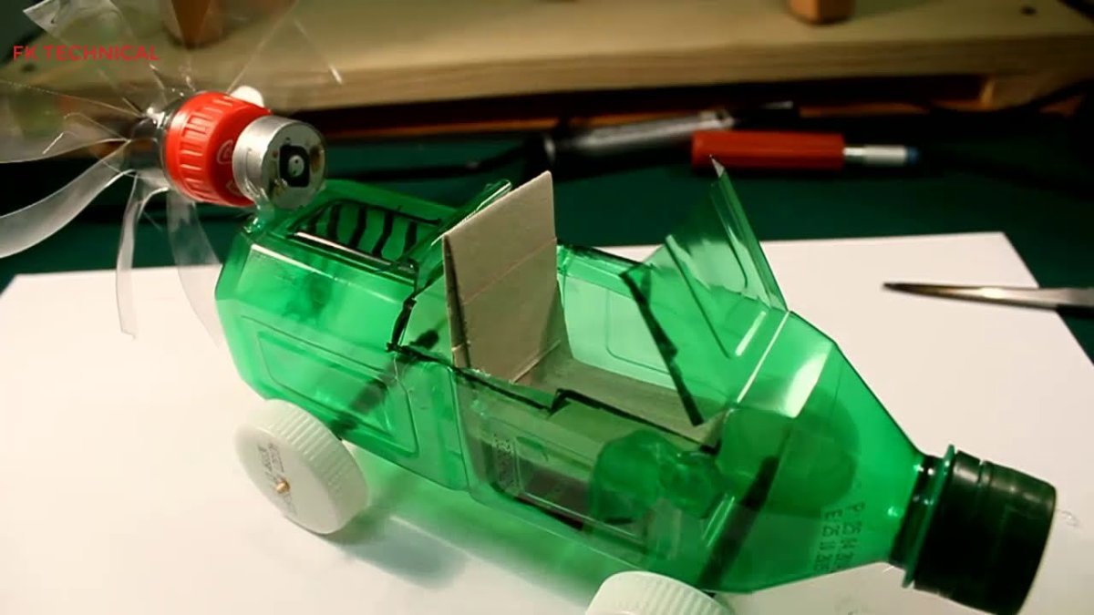 Машинка из пластиковой бутылки