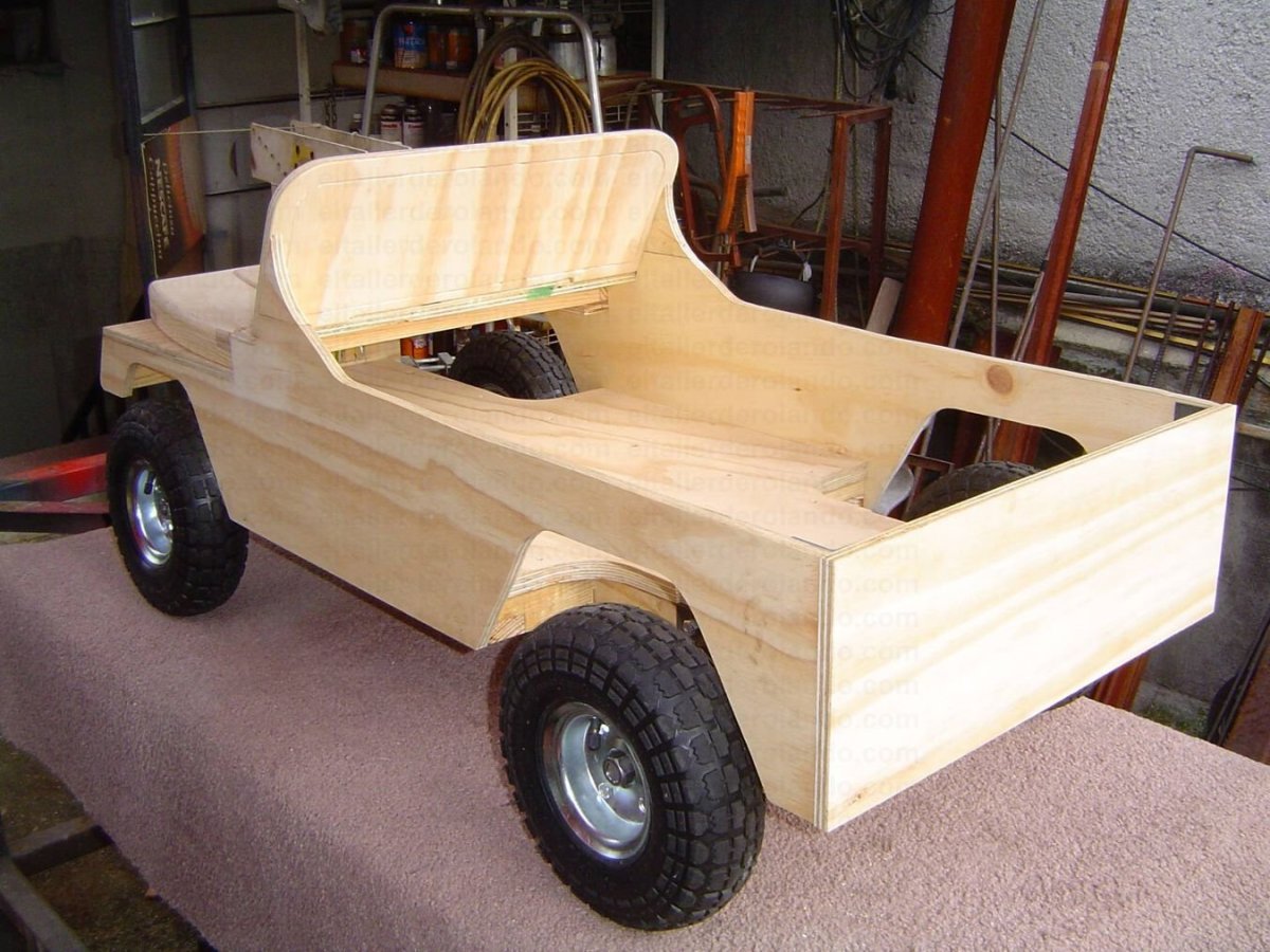 Машина из дерева