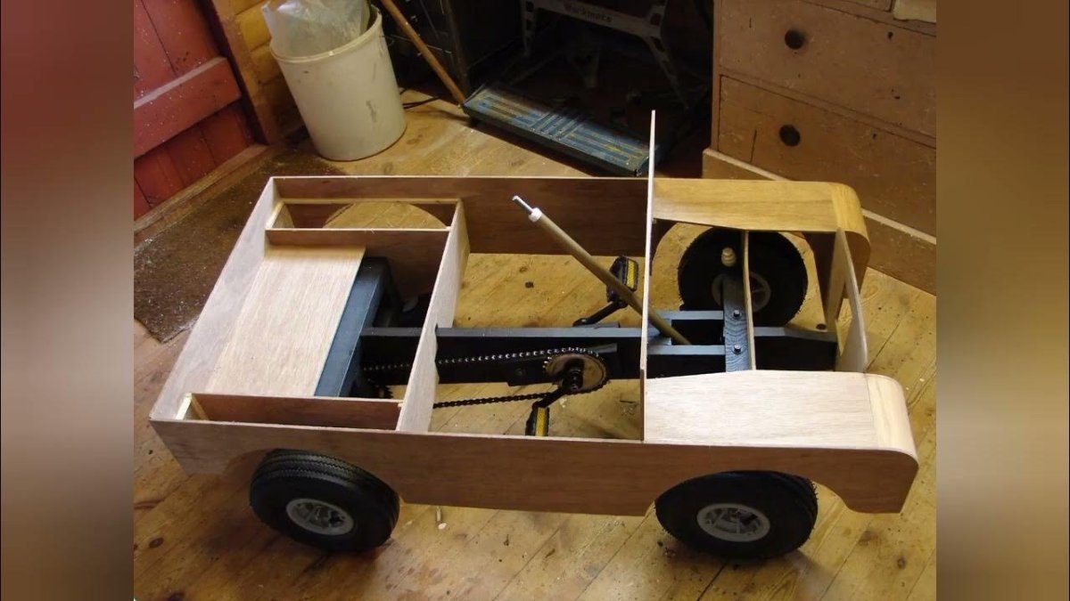 Педальный автомобиль из дерева