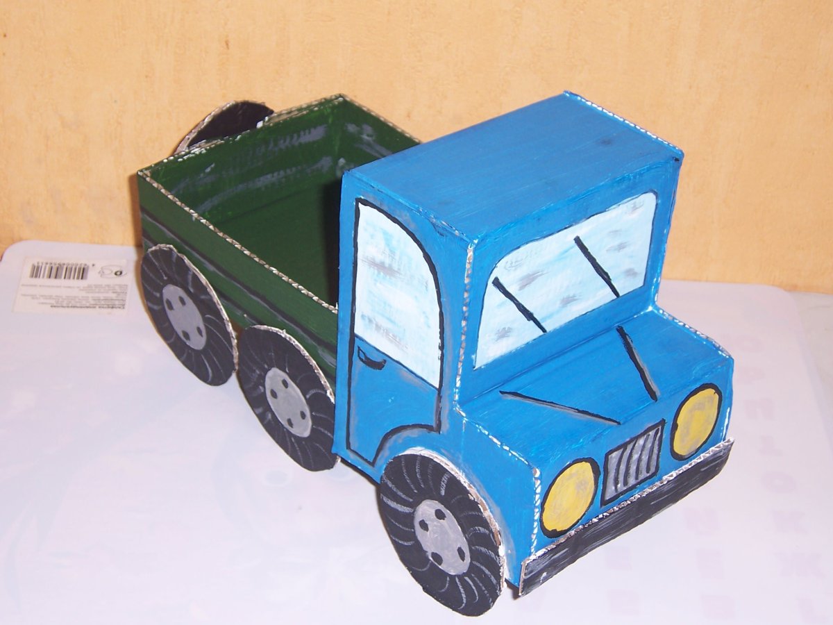 Машинка из цветного картона