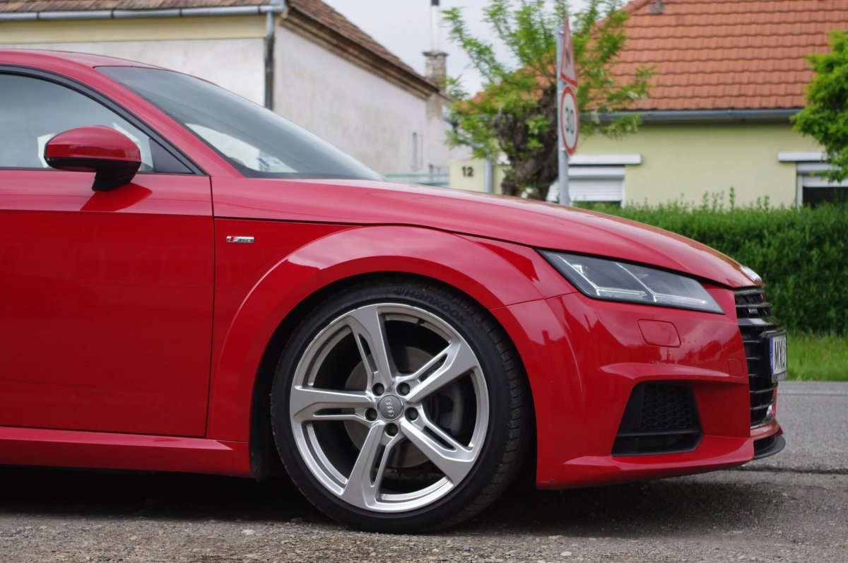 Audi TT 8s красная