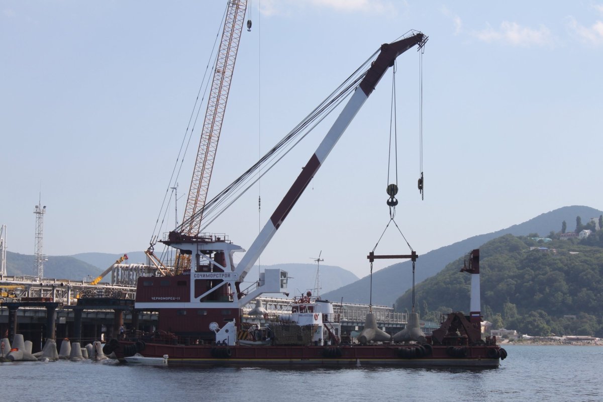 Самоходный плавучий кран Черноморец