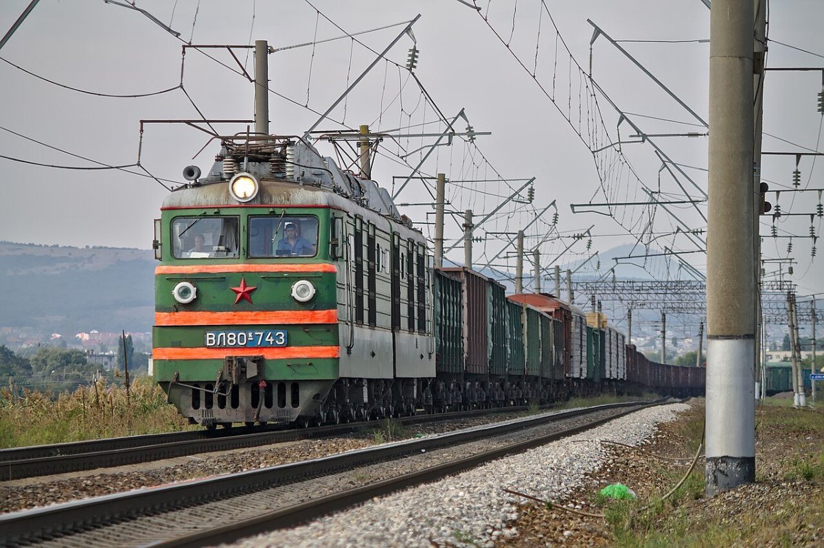 Грузовой поезд вл-80