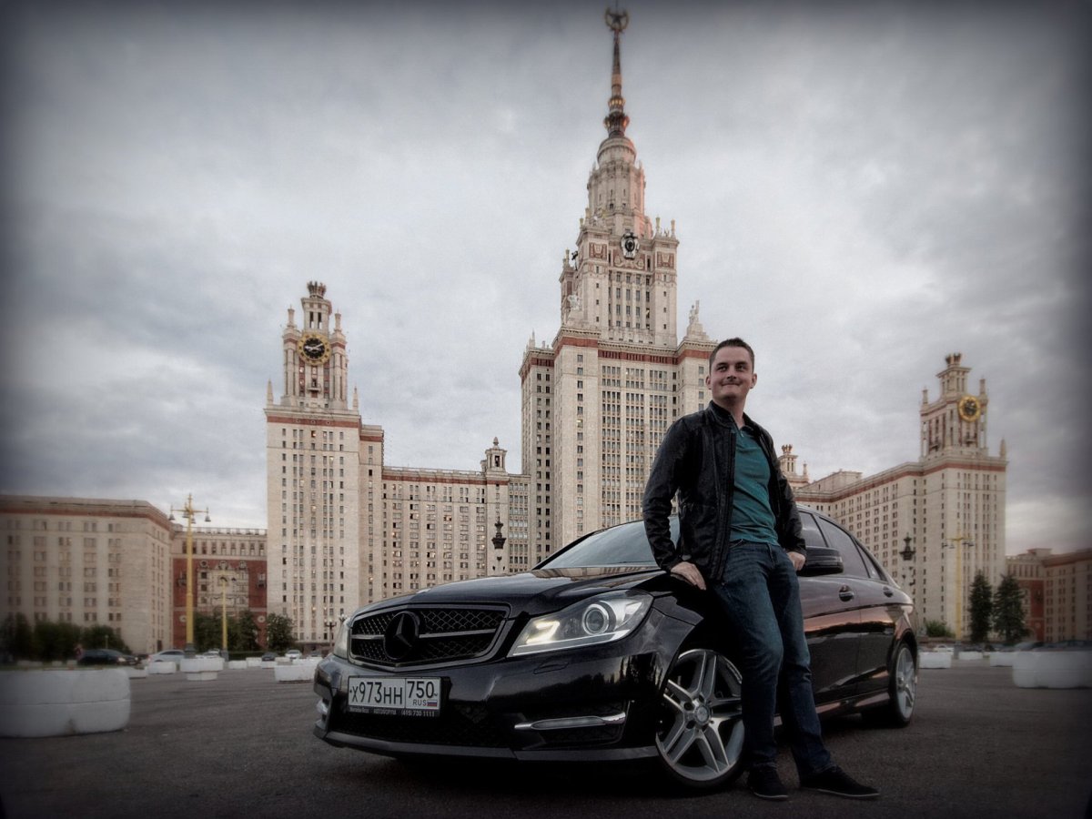 Человек рядом с машиной