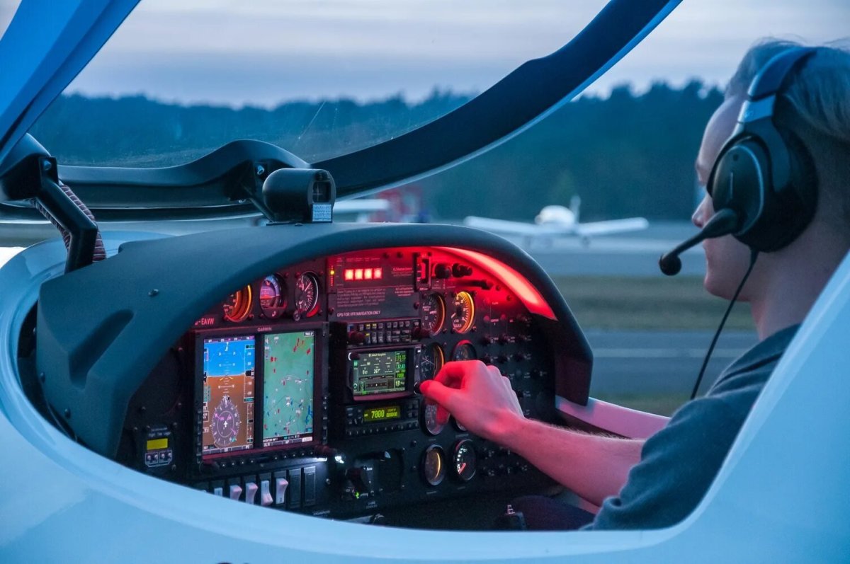 Aquila a210 самолет