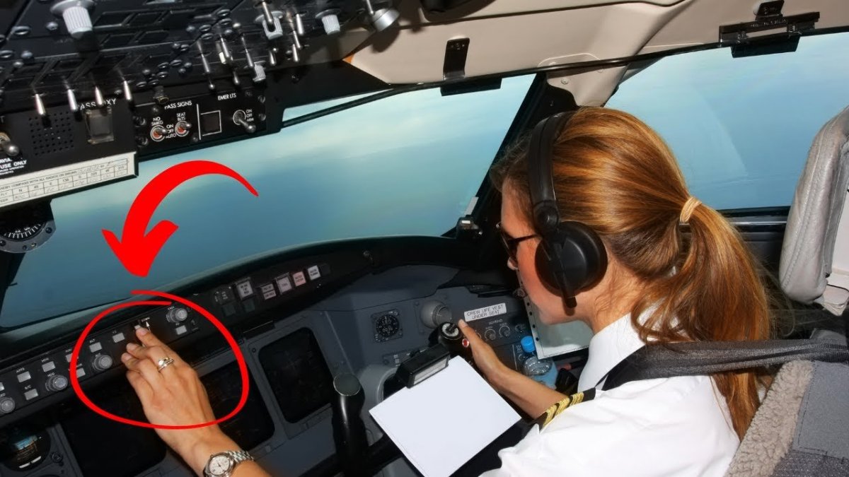 Женщина за штурвалом самолета