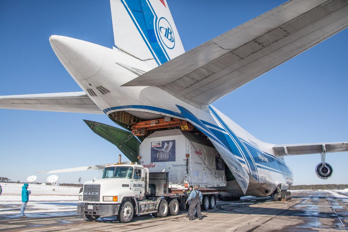 АН-124 Руслан погрузка