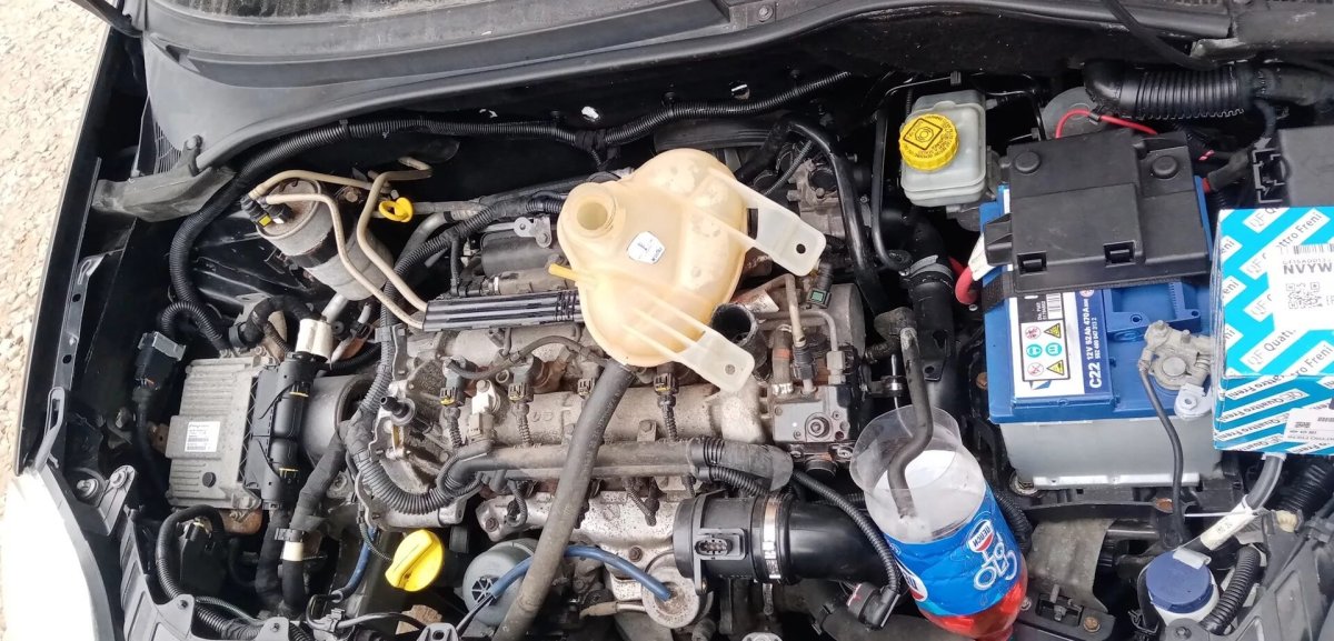 Fiat grande punto подкапотное пространство